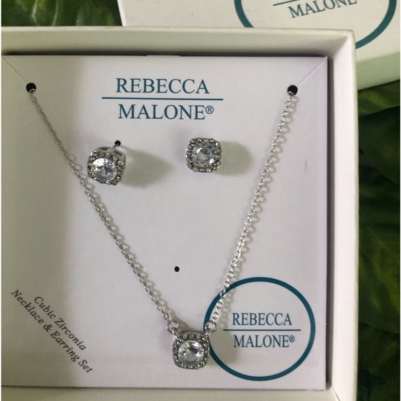 Pretty diamond look necklace and matching earrings set - Picture 2 of 6